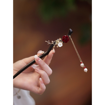 Medinis plaukų segtukas su kamelijos motyvu ir kutais, originalus dizainas, ruduo 2023