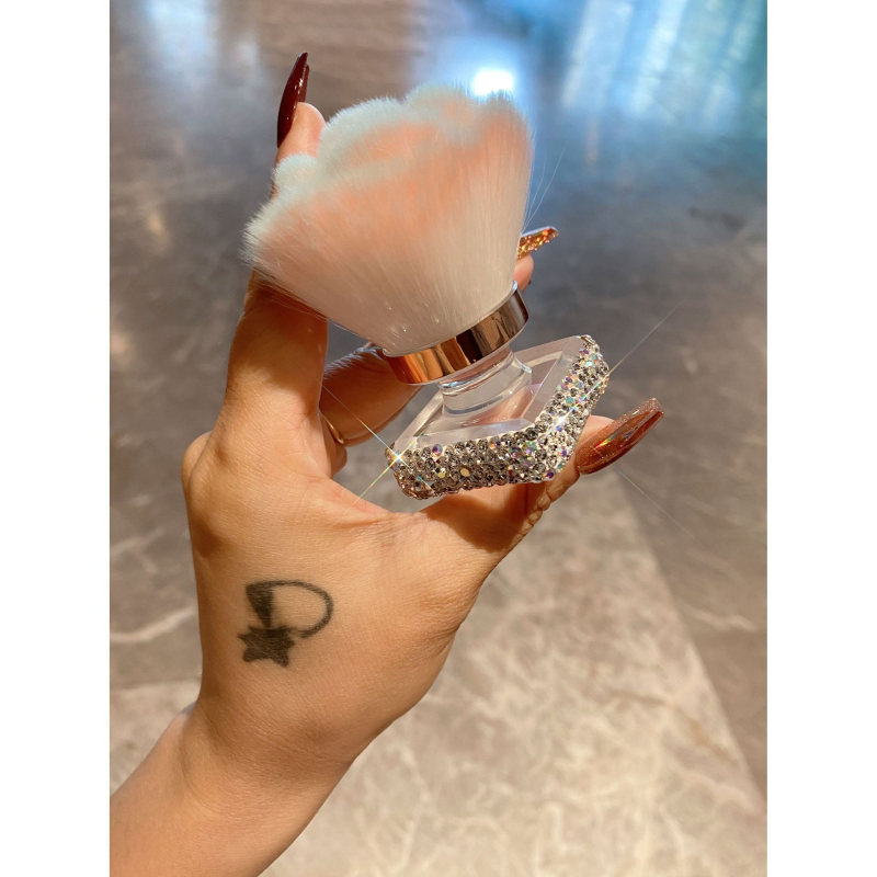 Daugiakryptis makiažo šepetėlis šviesinimui ir skruostams su deimantų dizainu, nešiojamas, šereliai iš nailono, rankena iš akrilo; šerelių ilgis 4,2 cm, bendras ilgis 6,5 cm, 1 vnt.