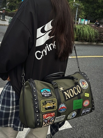 Crossbody utazótáska — nagy kapacitású, PU+nylon anyag, poliészter bélés, horizontális négyzet alak, cipzáras nyitás, egy vállpánt