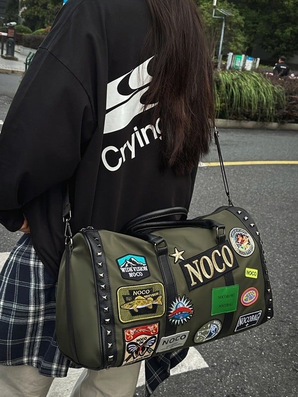 Crossbody utazótáska — nagy kapacitású, PU+nylon anyag, poliészter bélés, horizontális négyzet alak, cipzáras nyitás, egy vállpánt