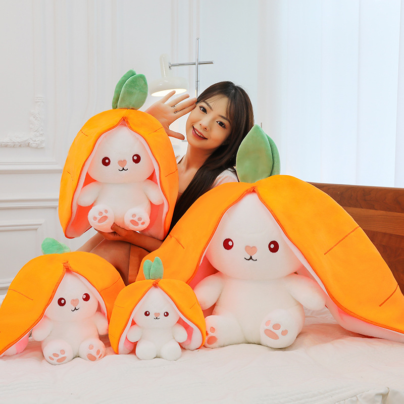 Pliušinė kiškio lėlė – trumpas pliušas, PP medvilnės užpildas, pritaikomi pavyzdžiai, tinklo maišelio pakuotė, tinkama vaikams 4–6 metų