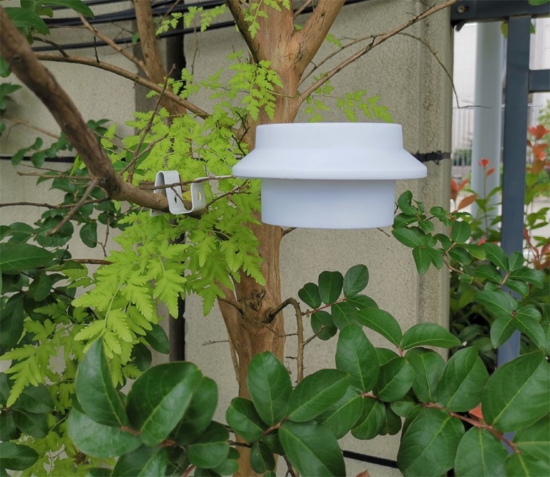 Φωτιστικό εξωτερικού τοίχου με ηλιακή ενέργεια, ισχύς 5W, τάση 1.2V, συνεχής φωτισμός 6–12 ωρών, αδιάβροχη προστασία.