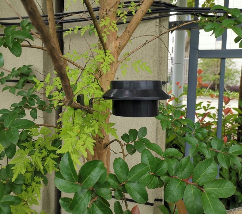 Φωτιστικό εξωτερικού τοίχου με ηλιακή ενέργεια, ισχύς 5W, τάση 1.2V, συνεχής φωτισμός 6–12 ωρών, αδιάβροχη προστασία.