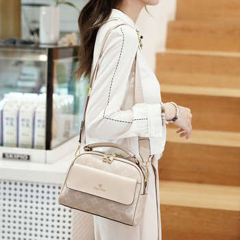 Τσάντα ώμου σε street-trend ύφος, PU υλικό, σχήμα καβουκιού με κάθετη τετράγωνη μορφή, κλείσιμο με φερμουάρ, εσωτερική τσέπη patch, δύο ιμάντες