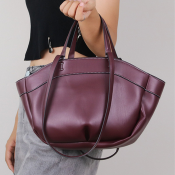 Τσάντα tote, PU υλικό, unisex στυλ, κελυφώδες σχήμα, εσωτερική τσέπη με φερμουάρ (PU; unisex; κελυφώδες σχήμα; εσωτερική τσέπη με φερμουάρ) - M.T MISS TOTE