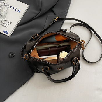 PU τσάντα ώμου σε σχήμα μαξιλαριού με φερμουάρ, εσωτερικός θήκη με φερμουάρ και ID, πολυεστερική επένδυση