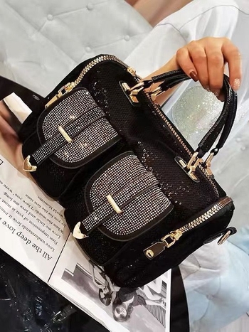 Nylon crossbody táska kövekkel és strasszokkal, vízszintes négyzet alakú forma, cipzáros nyitás, belső zseb cipzárral és telefonzseb, egy vállon hordható pánt.