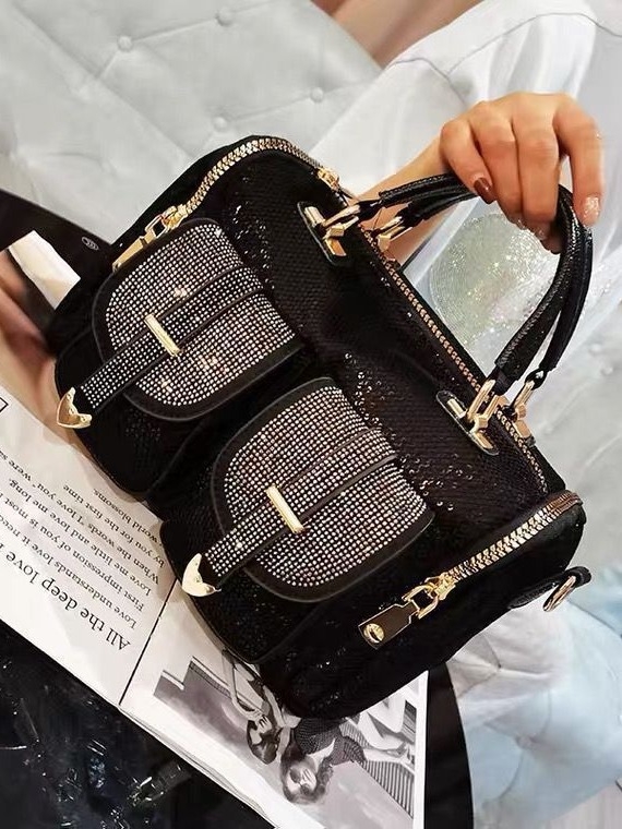 Nylon crossbody táska kövekkel és strasszokkal, vízszintes négyzet alakú forma, cipzáros nyitás, belső zseb cipzárral és telefonzseb, egy vállon hordható pánt.