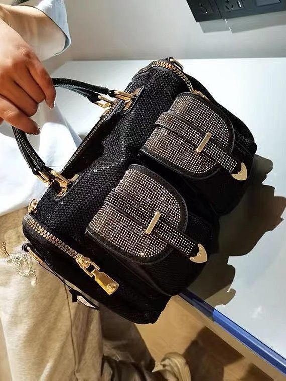 Nylon crossbody táska kövekkel és strasszokkal, vízszintes négyzet alakú forma, cipzáros nyitás, belső zseb cipzárral és telefonzseb, egy vállon hordható pánt.