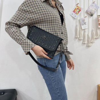 Τσάντα ώμου μικρού τετραγώνου με αλυσίδα με καρφιά και κρανίο — PU, οριζόντιο τετράγωνο σχήμα, άνοιγμα με καπάκι, τρισδιάστατος εξωτερικός σχεδιασμός, επένδυση πολυεστέρα