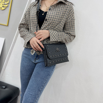 Τσάντα ώμου μικρού τετραγώνου με αλυσίδα με καρφιά και κρανίο — PU, οριζόντιο τετράγωνο σχήμα, άνοιγμα με καπάκι, τρισδιάστατος εξωτερικός σχεδιασμός, επένδυση πολυεστέρα