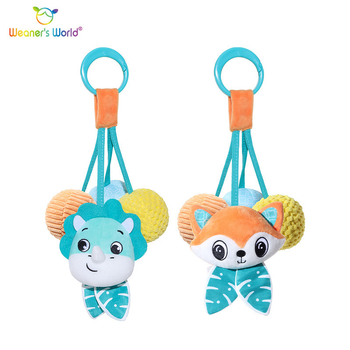 Plušinis kabinamos žaislas su varpelio garsu, cartoon gyvūnas, tinkama lopšeliui, vežimėliui ar automobilių sėdynei; skatina ankstyvą sensorinį ir motorinį vystymąsi (regėjimą, sugriebimą, klausą) ir tėvų-vaikų sąveiką.