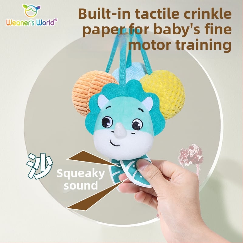 Plušinis kabinamos žaislas su varpelio garsu, cartoon gyvūnas, tinkama lopšeliui, vežimėliui ar automobilių sėdynei; skatina ankstyvą sensorinį ir motorinį vystymąsi (regėjimą, sugriebimą, klausą) ir tėvų-vaikų sąveiką.