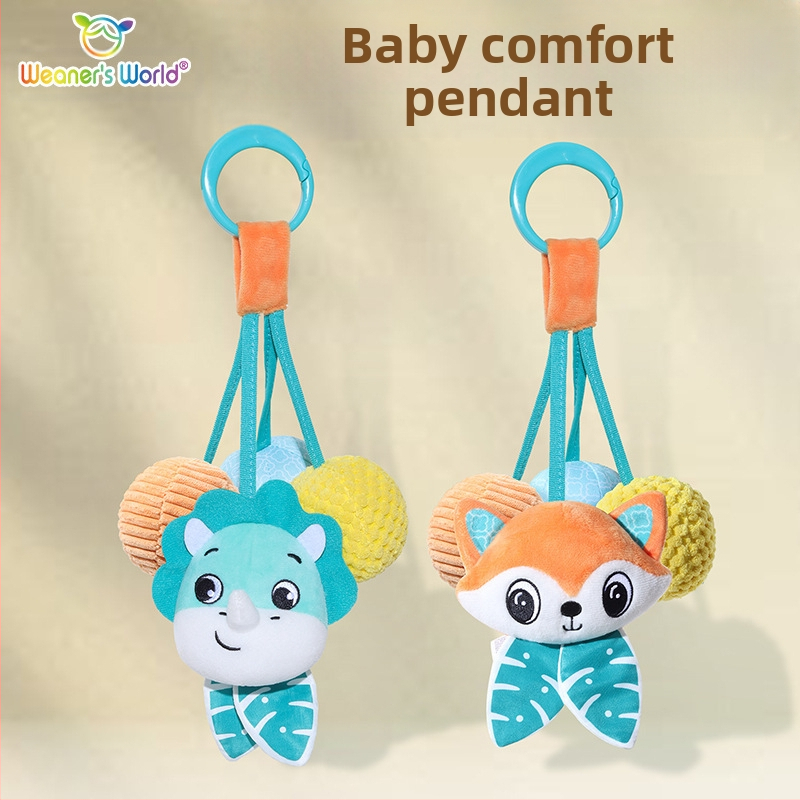 Plušinis kabinamos žaislas su varpelio garsu, cartoon gyvūnas, tinkama lopšeliui, vežimėliui ar automobilių sėdynei; skatina ankstyvą sensorinį ir motorinį vystymąsi (regėjimą, sugriebimą, klausą) ir tėvų-vaikų sąveiką.