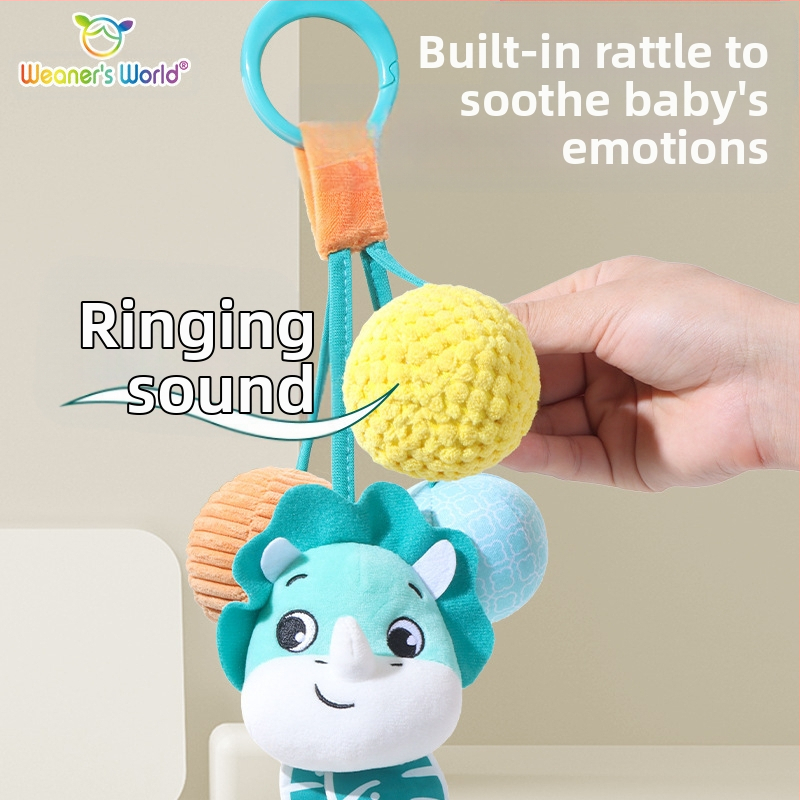 Plušinis kabinamos žaislas su varpelio garsu, cartoon gyvūnas, tinkama lopšeliui, vežimėliui ar automobilių sėdynei; skatina ankstyvą sensorinį ir motorinį vystymąsi (regėjimą, sugriebimą, klausą) ir tėvų-vaikų sąveiką.