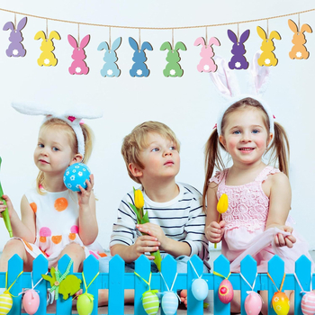 Velykų medinis kabantis ornamentas – kiškio formos, perforuotas dizainas, šiuolaikinio meno stilius, spausdinimo technika