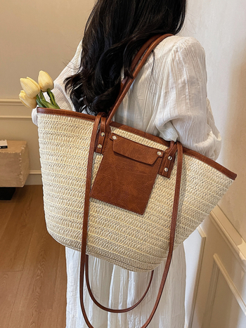 Utazási és nyaralási stílusú szalma szövött táska, függőleges négyszögletes alak, cipzáras zárás, belső telefonzseb, bélelés nélkül, dupla fogantyú.