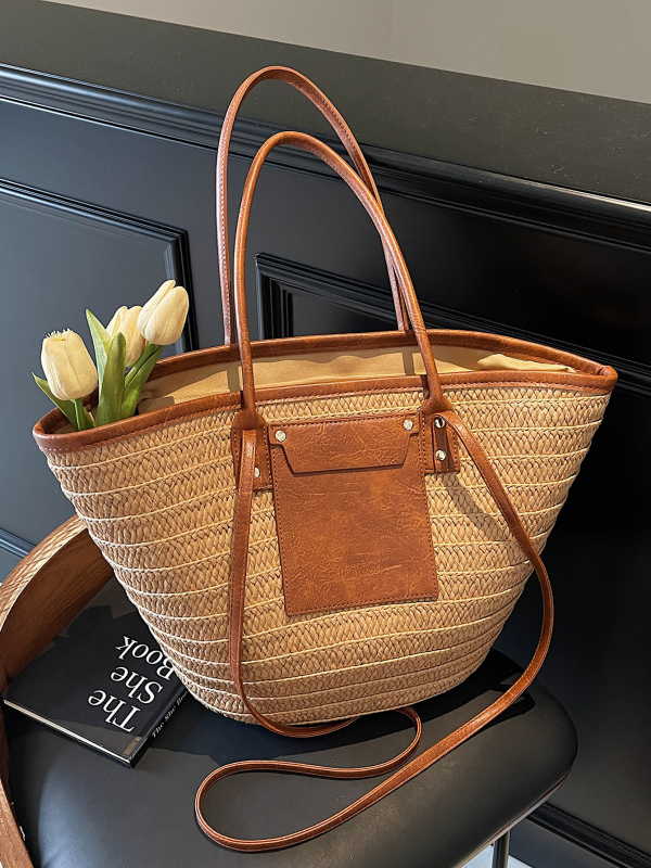 Utazási és nyaralási stílusú szalma szövött táska, függőleges négyszögletes alak, cipzáras zárás, belső telefonzseb, bélelés nélkül, dupla fogantyú.