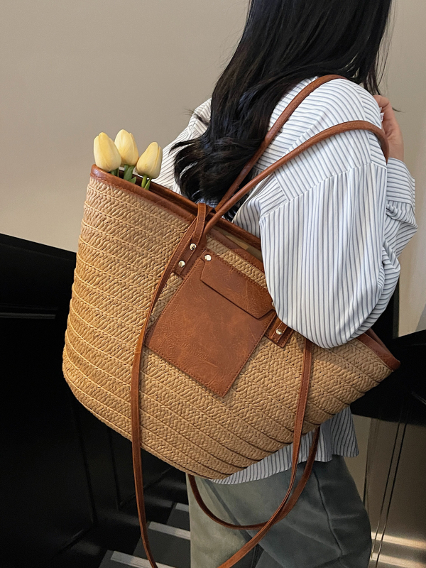 Utazási és nyaralási stílusú szalma szövött táska, függőleges négyszögletes alak, cipzáras zárás, belső telefonzseb, bélelés nélkül, dupla fogantyú.