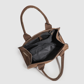 Τσάντα Tote από βελούτο με οριζόντια τετράγωνη φόρμα, μαγνητικό κούμπωμα, εσωτερικές θήκες: θήκη με φερμουάρ, θήκη για κινητό και θήκη για ταυτότητα