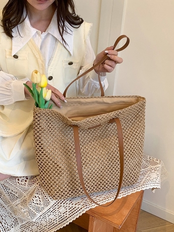 Τσάντα ώμου από πλεκτή ψάθα με φερμουάρ, κάθετης τετράγωνης μορφής, επένδυση πολυεστέρα, δύο λουριά