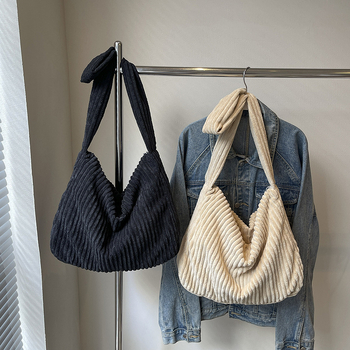 Corduroy pečių krepšys – viena dirželė, horizontalaus kvadrato formos, užtrauktukas atidarymas, vidinė kišenė su užtrauktuku, poliesterio pamušalas