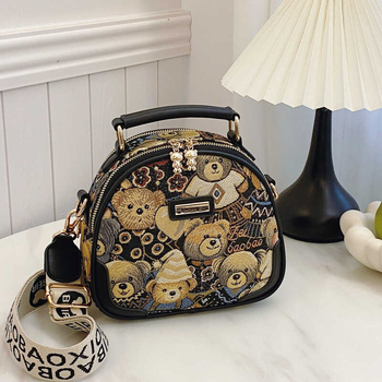 Κυκλική τσάντα καμβά με κέντημα αρκούδας, κλείσιμο με φερμουάρ, επένδυση πολυεστέρα, κρυφή τσέπη με φερμουάρ