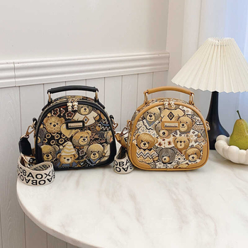 Κυκλική τσάντα καμβά με κέντημα αρκούδας, κλείσιμο με φερμουάρ, επένδυση πολυεστέρα, κρυφή τσέπη με φερμουάρ