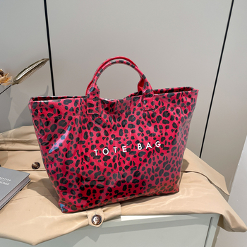 Градска минималистична PVC Tote чанта с леопардов принт, хоризонтална правоъгълна форма, подплата от полиестер, вътрешен джоб с цип, 2025 пролет.