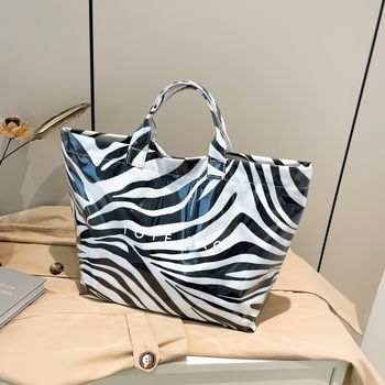 Градска минималистична PVC Tote чанта с леопардов принт, хоризонтална правоъгълна форма, подплата от полиестер, вътрешен джоб с цип, 2025 пролет.