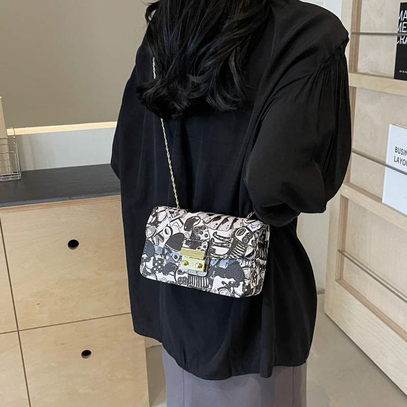 Geantă crossbody pătrată din PU, stil stradal, închidere cu capac, buzunare interioare: fermoar, buzunar pentru telefon și ID