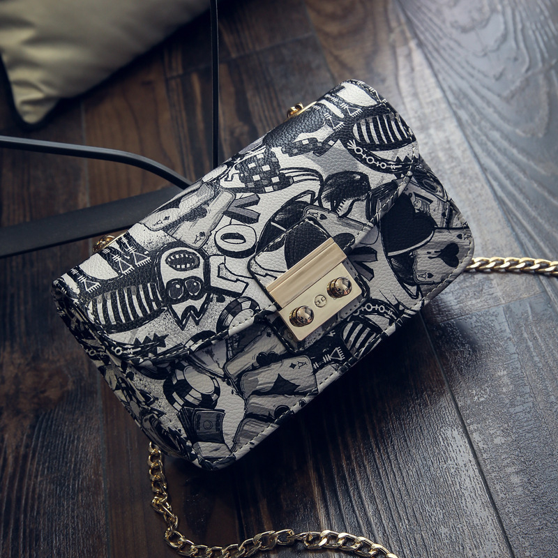 Geantă crossbody pătrată din PU, stil stradal, închidere cu capac, buzunare interioare: fermoar, buzunar pentru telefon și ID
