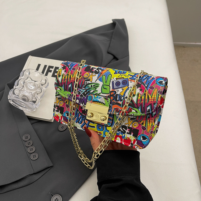 Geantă crossbody pătrată din PU, stil stradal, închidere cu capac, buzunare interioare: fermoar, buzunar pentru telefon și ID
