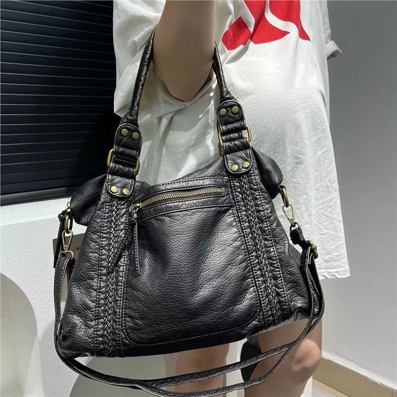 PU anyagú váll- és crossbody táska, cipzáras záródás, vízszintes négyszögletes forma, belső zseb, egy vállpánt