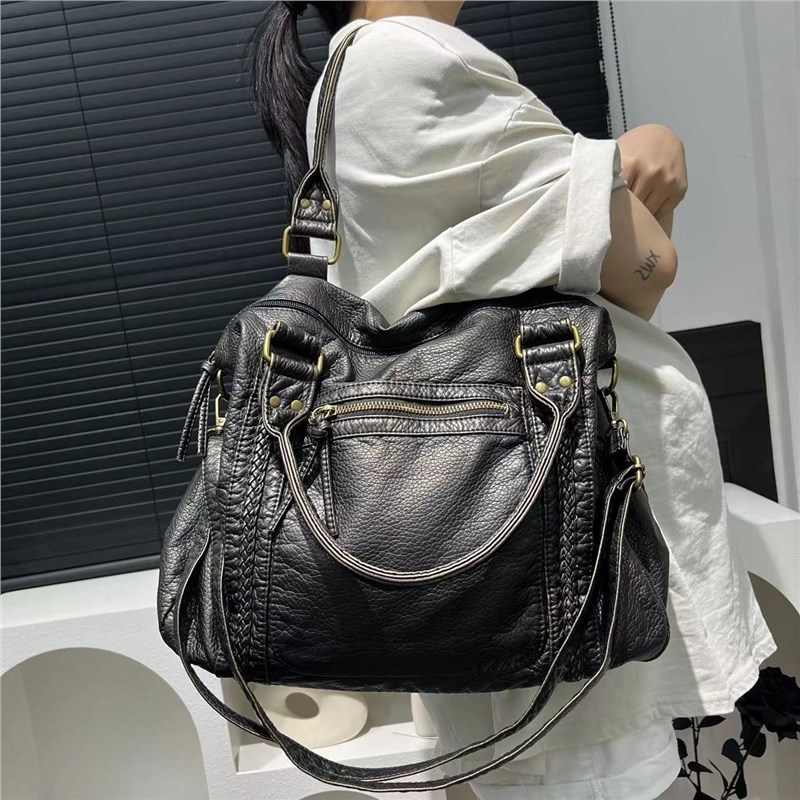 PU anyagú váll- és crossbody táska, cipzáras záródás, vízszintes négyszögletes forma, belső zseb, egy vállpánt