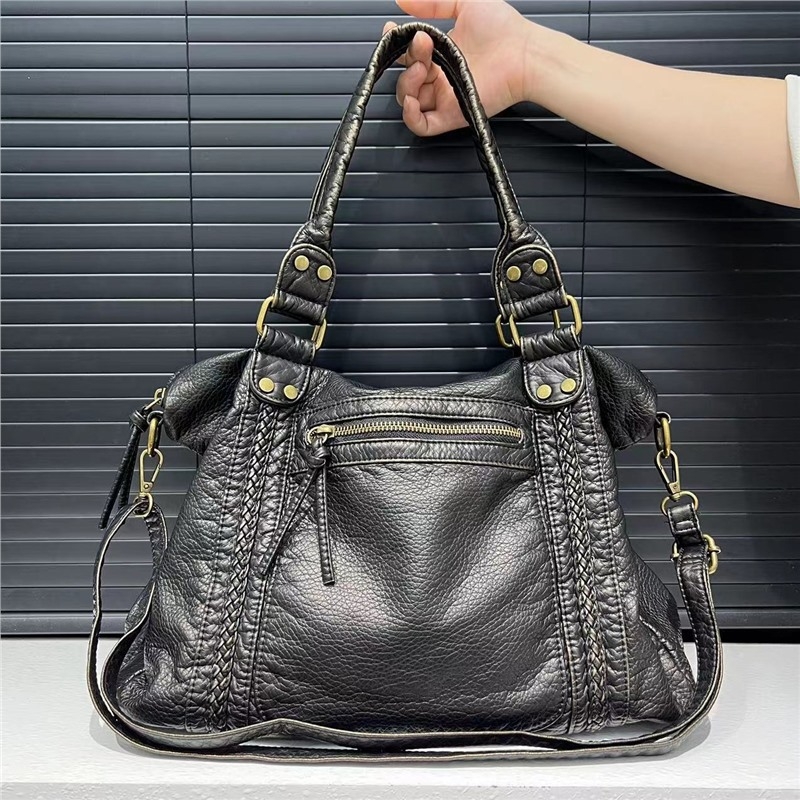 PU anyagú váll- és crossbody táska, cipzáras záródás, vízszintes négyszögletes forma, belső zseb, egy vállpánt