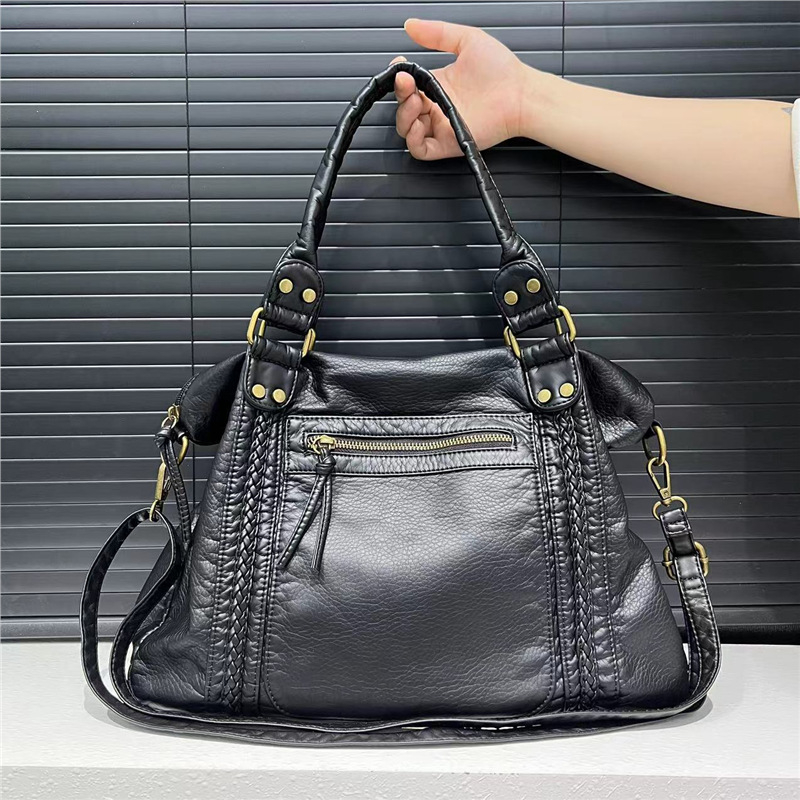 PU anyagú váll- és crossbody táska, cipzáras záródás, vízszintes négyszögletes forma, belső zseb, egy vállpánt