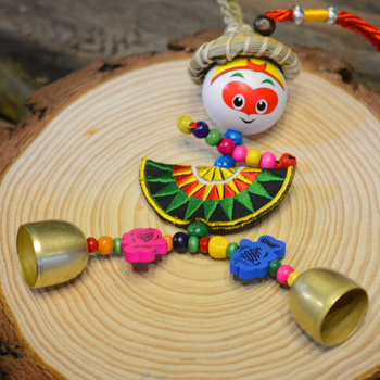 Κούκλα με καπέλο από άχυρο σε εθνικό στυλ, κεντημένα διπλά κουδούνια — χειροποίητο κρεμαστό