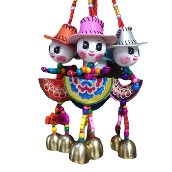 Κούκλα με καπέλο από άχυρο σε εθνικό στυλ, κεντημένα διπλά κουδούνια — χειροποίητο κρεμαστό