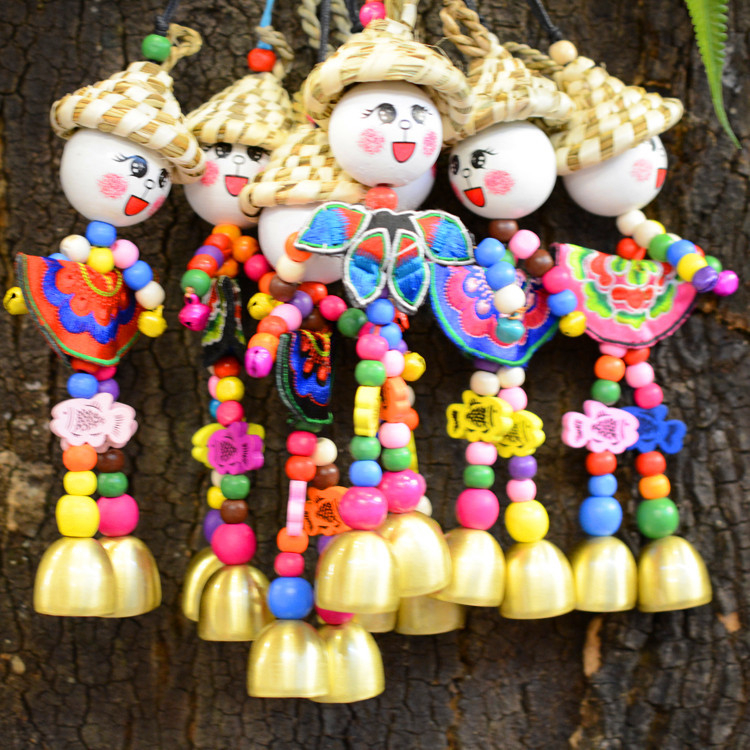 Κούκλα με καπέλο από άχυρο σε εθνικό στυλ, κεντημένα διπλά κουδούνια — χειροποίητο κρεμαστό