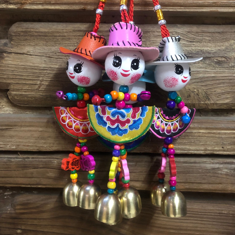 Κούκλα με καπέλο από άχυρο σε εθνικό στυλ, κεντημένα διπλά κουδούνια — χειροποίητο κρεμαστό