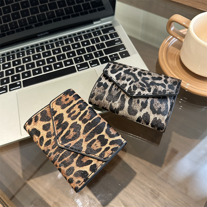 Portofel Leopard, PU, stil envelope, închidere magnetică, formă orizontală pătrată, buzunar intern cu fermoar, căptușeală din piele sintetică