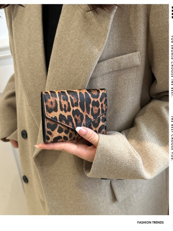 Trumpa moteriška piniginė su leopardų raštu – PU oda, sintetinis pamušalas, atsparus vandeniui, ultra lengva, paso/ID laikiklis