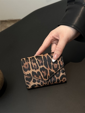 Trumpa moteriška piniginė su leopardų raštu – PU oda, sintetinis pamušalas, atsparus vandeniui, ultra lengva, paso/ID laikiklis
