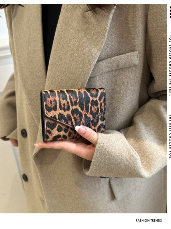 Trumpa moteriška piniginė su leopardų raštu – PU oda, sintetinis pamušalas, atsparus vandeniui, ultra lengva, paso/ID laikiklis