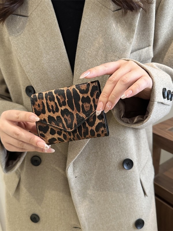 Trumpa moteriška piniginė su leopardų raštu – PU oda, sintetinis pamušalas, atsparus vandeniui, ultra lengva, paso/ID laikiklis