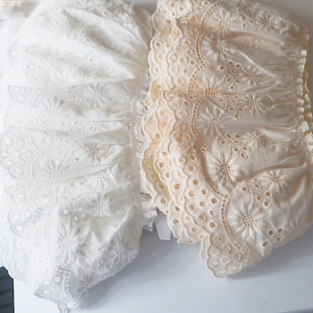 Δαντελένια κεντημένη άκρη – μοτίβο ηλίανθος – βαμβακερό ύφασμα – πλάτος 13,5 cm