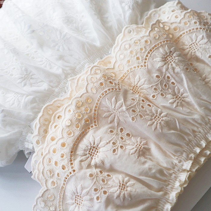 Δαντελένια κεντημένη άκρη – μοτίβο ηλίανθος – βαμβακερό ύφασμα – πλάτος 13,5 cm