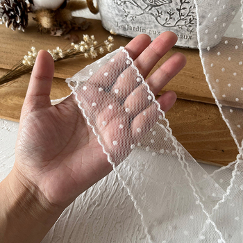 Nėrinių plaukų juosta su flokiruota taškota tinklo raštu