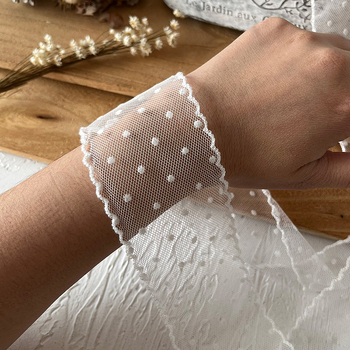 Nėrinių plaukų juosta su flokiruota taškota tinklo raštu